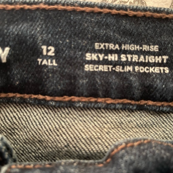 6 pairs of Women’s Old Navy High Rise slim/straight fit jeans. - Picture 6 of 7